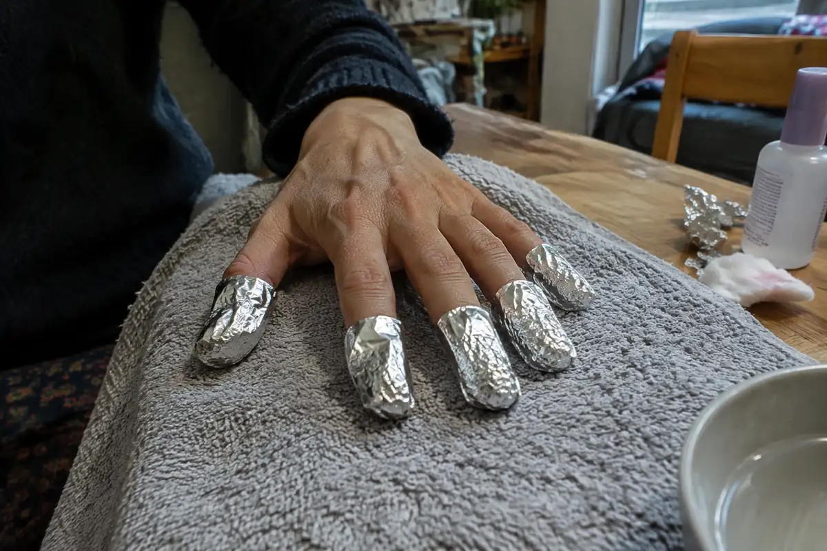 Bouts de doigts enveloppés dans des papillotes d'aluminium